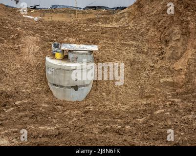 Joints de puits en béton creusés avec un couvercle en béton. Plomberie et égouts. Banque D'Images