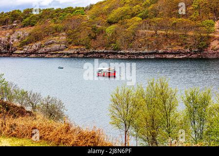 Bateau de pêche dans le pittoresque village des Highlands de Plockton, le joyau des Highlands, avec une vue imprenable sur le Loch Carron. Écosse Banque D'Images