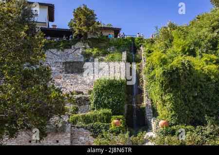 Vue depuis le jardin de Roses dans le parc architectural du Palais et le complexe de jardin botanique à Balchik, ville côtière de la mer Noire dans le sud de Dobruja, Bulgarie Banque D'Images