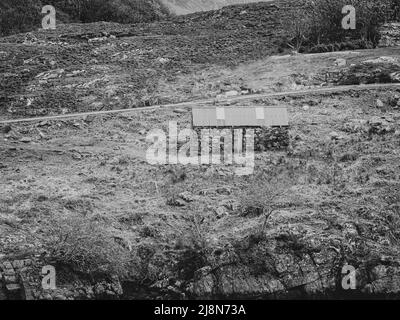 Cottage ou bothy dans le pittoresque village des Highlands de Plockton, le joyau des Highlands, avec une vue imprenable sur le Loch Carron. Écosse Banque D'Images