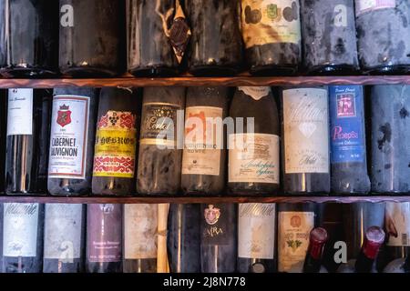 Ancienne collection de vins à Queens Winery House dans le parc architectural Palace et le complexe de jardins botaniques dans la ville côtière de Balchik en Bulgarie Banque D'Images