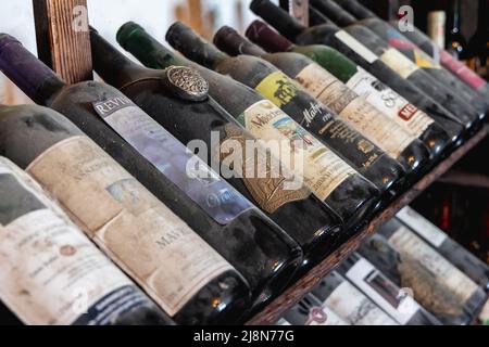 Ancienne collection de vins à Queens Winery House dans le parc architectural Palace et le complexe de jardins botaniques dans la ville côtière de Balchik en Bulgarie Banque D'Images