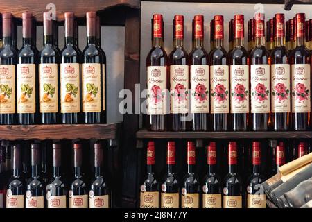 Étagères avec des vins de fruits et de roses dans Queens Winery House dans le parc architectural Palace et le complexe de jardin botanique dans la ville côtière de Balchik en Bulgarie Banque D'Images