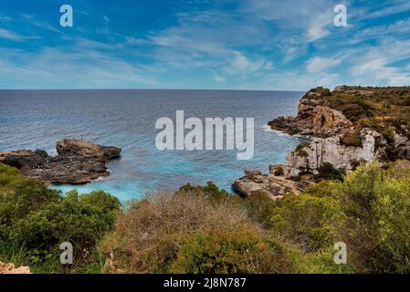 Vue panoramique sur la mer Méditerranée et la falaise rocheuse de l'île Banque D'Images