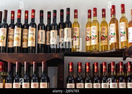 Étagères avec des vins de fruits et de roses dans Queens Winery House dans le parc architectural Palace et le complexe de jardin botanique dans la ville côtière de Balchik en Bulgarie Banque D'Images