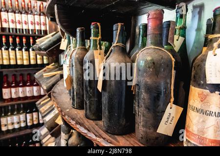 Ancienne collection de vins à Queens Winery House dans le parc architectural Palace et le complexe de jardins botaniques dans la ville côtière de Balchik en Bulgarie Banque D'Images