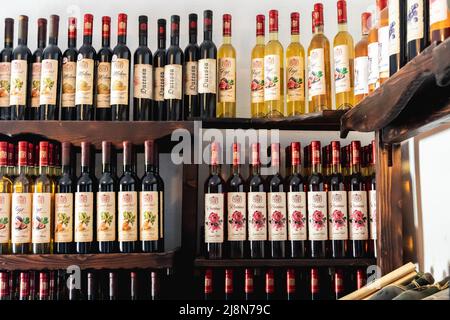 Étagères avec des vins de fruits et de roses dans Queens Winery House dans le parc architectural Palace et le complexe de jardin botanique dans la ville côtière de Balchik en Bulgarie Banque D'Images