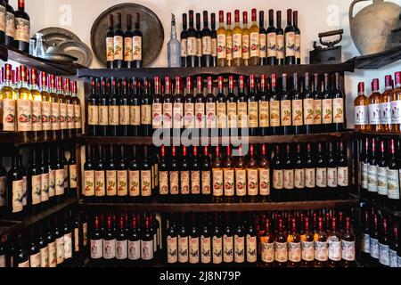 Étagères avec des vins de fruits et de roses dans Queens Winery House dans le parc architectural Palace et le complexe de jardin botanique dans la ville côtière de Balchik en Bulgarie Banque D'Images