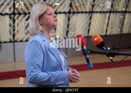 La ministre autrichienne de la défense, Klaudia Tanner, s'adresse à la presse lorsqu'elle arrive à un Conseil des ministres de la défense de l'UE à Bruxelles, en Belgique. 17th mai 2022. Crédit: ALEXANDROS MICHAILIDIS/Alamy Live News Banque D'Images