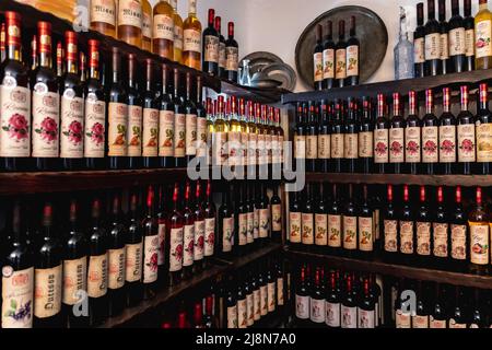 Étagères avec des vins de fruits et de roses dans Queens Winery House dans le parc architectural Palace et le complexe de jardin botanique dans la ville côtière de Balchik en Bulgarie Banque D'Images