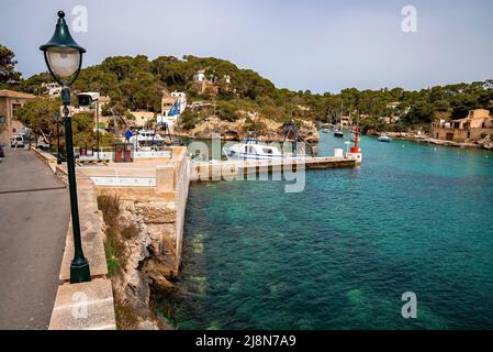 Grue lourde de levage voilier sur la mer au port contre ciel clair Banque D'Images