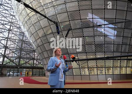 La ministre autrichienne de la défense, Klaudia Tanner, s'adresse à la presse lorsqu'elle arrive à un Conseil des ministres de la défense de l'UE à Bruxelles, en Belgique. 17th mai 2022. Crédit: ALEXANDROS MICHAILIDIS/Alamy Live News Banque D'Images