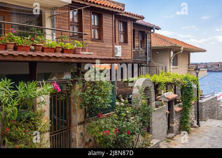 Maisons traditionnelles rénovées dans la ville balnéaire historique de Sozopol dans la province de Burgas, sur la côte sud de la mer Noire en Bulgarie Banque D'Images