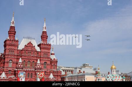Moscou, Russie, mai 2022: Le vol dans le ciel de trois avions militaires lourds de longue portée il-76MD dans un ciel bleu. La répétition principale du par militaire Banque D'Images