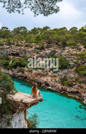 Une femme touriste attentionnés se détendant sur un pont brisé tout en regardant la mer Banque D'Images