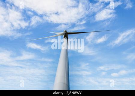 Moulins à vent pour la production d'énergie électrique. Parc éolien d'énergies renouvelables, alternatives et durables, province de Barcelone Banque D'Images