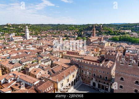 Vue sur Vérone depuis la plate-forme d'observation de la Torre dei Lamberti Banque D'Images