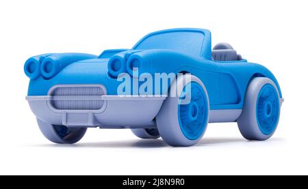 Bleu voiture en plastique découpé sur blanc. Banque D'Images