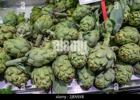 Artichauts à vendre sur un marché en Espagne. Banque D'Images