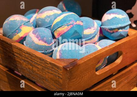 Magnifiques bombes artisanales colorées pour le bain dans une boîte en bois Banque D'Images