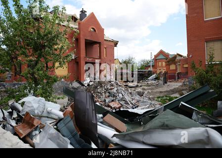 BILA TSERKVA, UKRAINE - MAI 15 : vue sur les ruines et les vestiges de maisons après une attaque aérienne à partir d'avions bombardiers russes lors de l'invasion russe en Ukraine Banque D'Images