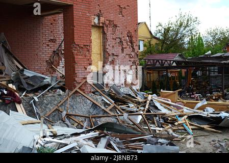 BILA TSERKVA, UKRAINE - MAI 15 : vue sur les ruines et les vestiges de maisons après une attaque aérienne à partir d'avions bombardiers russes lors de l'invasion russe en Ukraine Banque D'Images