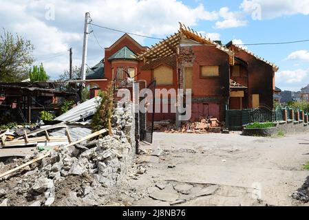 BILA TSERKVA, UKRAINE - MAI 15 : vue sur les ruines et les vestiges de maisons après une attaque aérienne à partir d'avions bombardiers russes lors de l'invasion russe en Ukraine Banque D'Images