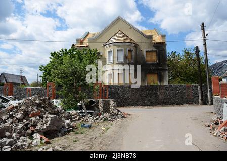 BILA TSERKVA, UKRAINE - MAI 15 : vue sur les ruines et les vestiges de maisons après une attaque aérienne à partir d'avions bombardiers russes lors de l'invasion russe en Ukraine Banque D'Images