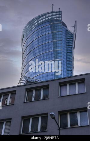 Ancien bâtiment résidentiel et complexe moderne de bureaux du Spire de Varsovie, capitale de la Pologne Banque D'Images
