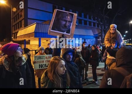 Varsovie, Pologne - 26 février 2022 : manifestation contre l'invasion russe de l'Ukraine devant l'ambassade de Russie dans la ville de Varsovie Banque D'Images