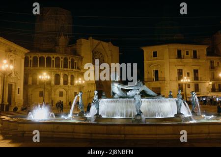 Fontaine de Turia illuminée la nuit avec la cathédrale de Valence en arrière-plan lett, Plaza de la Virgen, Valence, Espagne Banque D'Images