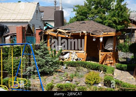 BILA TSERKVA, UKRAINE - MAI 15 : vue sur les ruines et les vestiges de maisons après une attaque aérienne à partir d'avions bombardiers russes lors de l'invasion russe en Ukraine Banque D'Images