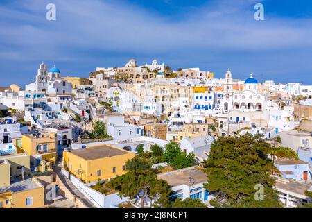 Village traditionnel de Pirgos, Santorin, Grèce. Banque D'Images