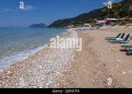 Plage de la mer Ionienne dans la ville d'Agios Gordios sur une île grecque de Corfou Banque D'Images