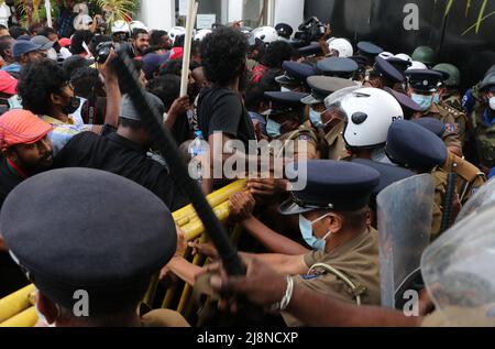 Colombo, Sri Lanka. 16th mai 2022. Les manifestants participent à une manifestation antigouvernementale à l'extérieur du quartier général de la police sri-lankaise à Colombo, au Sri lanka, le 16 mai 2022. Le peuple exige l'arrestation de partisans du gouvernement qui auraient agressé des manifestants pacifiques qui avaient exigé la démission du président Gotabaya Rajapaksa dans un contexte de crise économique en cours. (Photo de Pacific Press/Sipa USA) crédit: SIPA USA/Alay Live News Banque D'Images