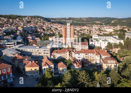 Vue aérienne de la ville de Veliko Tarnovo, centre administratif de la province de Veliko Tarnovo dans le centre-nord de la Bulgarie, vue avec l'hôtel Etar Banque D'Images