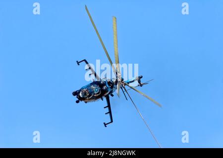 RAF Fairford, Gloucestershire, Royaume-Uni - juillet 15 2006 : un hélicoptère d'attaque mi-24V (Hind) de la Force aérienne tchèque au Royal International Air Tattoo de 2006 Banque D'Images