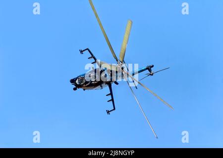 RAF Fairford, Gloucestershire, Royaume-Uni - juillet 15 2006 : un hélicoptère d'attaque mi-24V (Hind) de la Force aérienne tchèque au Royal International Air Tattoo de 2006 Banque D'Images