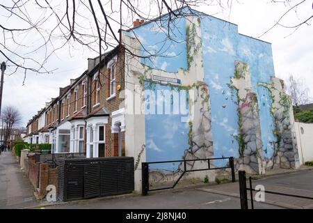 Mur jaune peinture murale homme jouant des instruments de musique sur le toit de fin de rangée de maisons mitoyennes près de Downhills Park Tottenham Londres UK KATHY DEWITT Banque D'Images