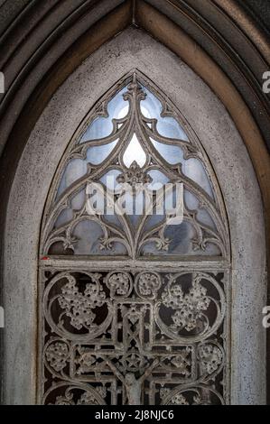 Détail porte tombeau au cimetière Montparnasse. Paris, France. 04/2009 Banque D'Images