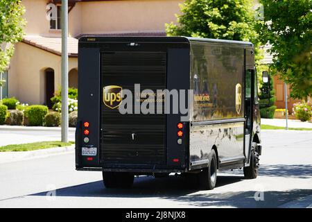 Lac Elsinore, Californie Etats-Unis - 15 mai 2022 UPS mail Truck sur la rue de la ville, quartier résidentiel. Banque D'Images