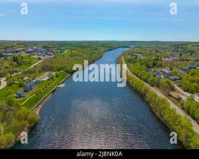 Rivière Kennebec au printemps vue aérienne près du centre-ville historique d'Augusta, Maine ME, États-Unis. Banque D'Images