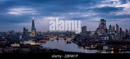 Large vue panoramique au crépuscule sur les 2022 gratte-ciel de Londres Banque D'Images