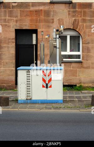 Nuremberg, Bavière, Allemagne - 15 mai 2022: Station de mesure de la qualité de l'air pour les niveaux de pollution sur les routes Banque D'Images