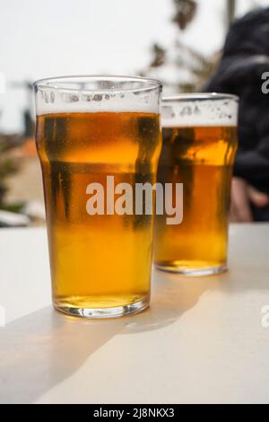 Deux pintes de bière sur une table. Banque D'Images