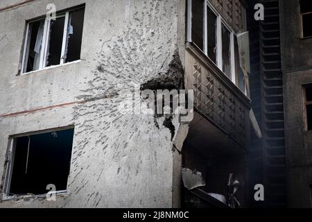 Kharkiv, Ukraine. 01st mai 2022. Un point d'impact d'une frappe d'artillerie russe sur un bâtiment résidentiel de Saltivka. Alors que la Russie a rétabli ses troupes et concentré l'offensive sur la partie orientale de l'Ukraine, Kharkiv, la deuxième plus grande ville d'Ukraine actuellement sous la menace constante de bombardements et de frappes aériennes russes. (Photo par Alex Chan TSZ Yuk/SOPA Images/Sipa USA) crédit: SIPA USA/Alay Live News Banque D'Images