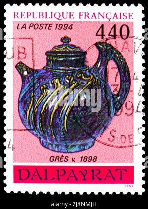 MOSCOU, RUSSIE - 14 MAI 2022: Timbre-poste imprimé en France montre grès teapot (Pierre-Adrien Dalpayrat), 1902, série Art décoratif 1994, circ Banque D'Images