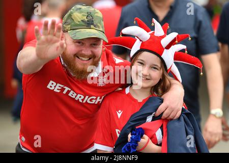 NOTTINGHAM, ROYAUME-UNI. 17th MAI les supporters de la forêt de Nottingham arrivent sur le terrain de la ville lors du match de demi-finale du championnat Sky Bet entre Nottingham Forest et Sheffield United au City Ground, Nottingham, le mardi 17th mai 2022. (Credit: Jon Hobley | MI News) Credit: MI News & Sport /Alay Live News Banque D'Images