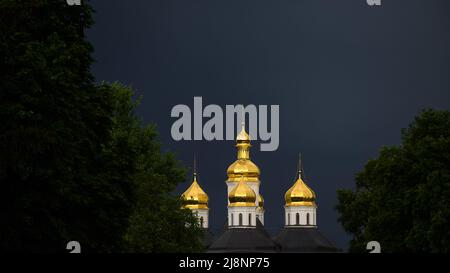 Dômes d'or de l'église Sainte-Catherine dans la nuit à Chernihiv, en Ukraine Banque D'Images