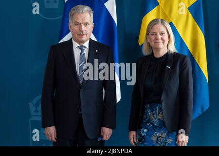 (220517) -- STOCKHOLM, le 17 mai 2022 (Xinhua) -- le Premier ministre suédois Magdalena Andersson (R) souhaite la bienvenue au président finlandais Sauli Niinisto à Stockholm, en Suède, le 17 mai 2022. La Suède et la Finlande présenteront conjointement leurs demandes d'adhésion à l'Organisation du Traité de l'Atlantique Nord (OTAN) mercredi, a déclaré mardi le Premier ministre suédois Magdalena Andersson. (Ninni Andersson/bureaux gouvernementaux de Suède/document via Xinhua) Banque D'Images